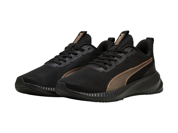 Tenis deportivos PUMA color negro con franja lateral en dorado y suela negra.