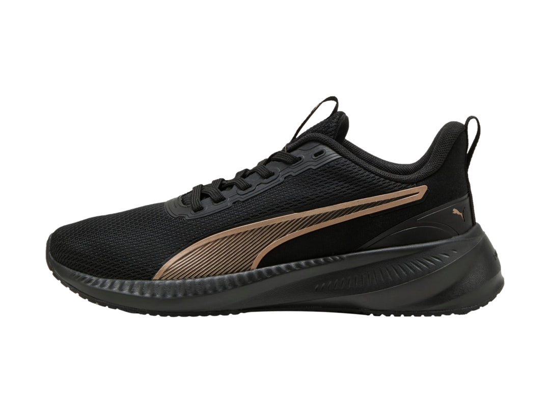 Tenis deportivos PUMA color negro con franja lateral en dorado y suela negra.