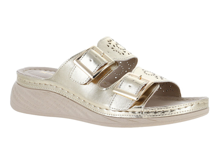 Sandalia Monissima color oro inglés con dos hebillas y suela beige.