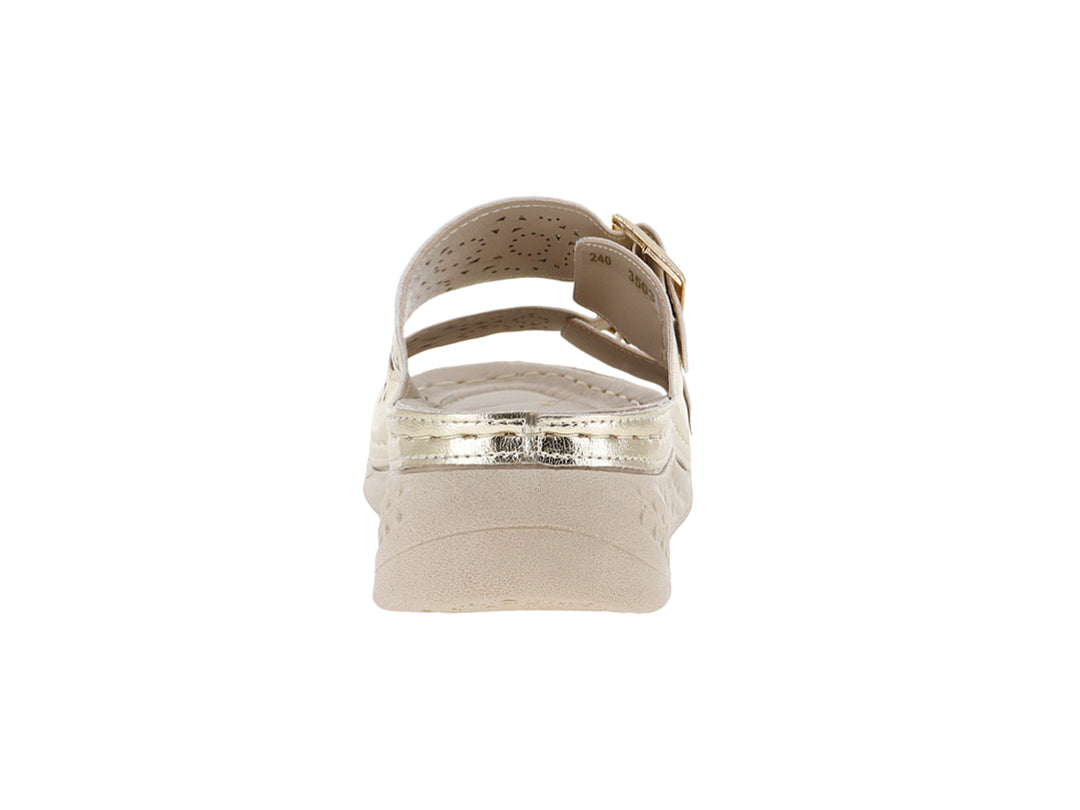 Sandalia Monissima color oro inglés con dos hebillas y suela beige.