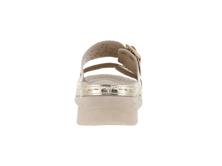 Sandalia Monissima color oro inglés con dos hebillas y suela beige.