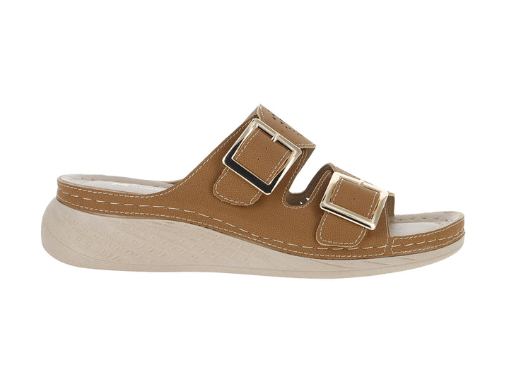 Sandalia color avellana con dos hebillas doradas y suela de plataforma beige.