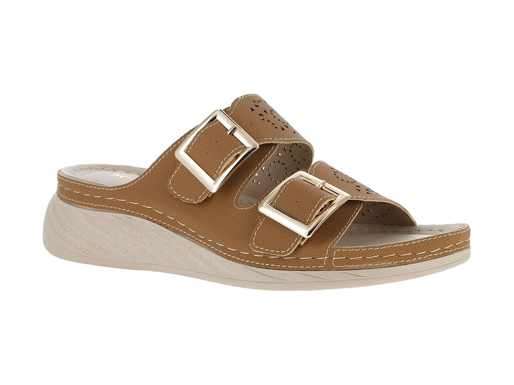 Sandalia color avellana con dos hebillas doradas y suela de plataforma beige.