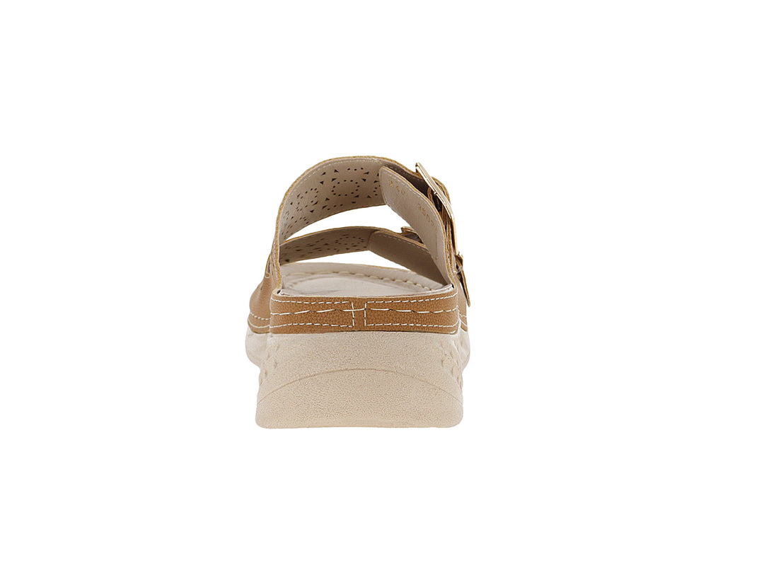 Sandalia color avellana con dos hebillas doradas y suela de plataforma beige.