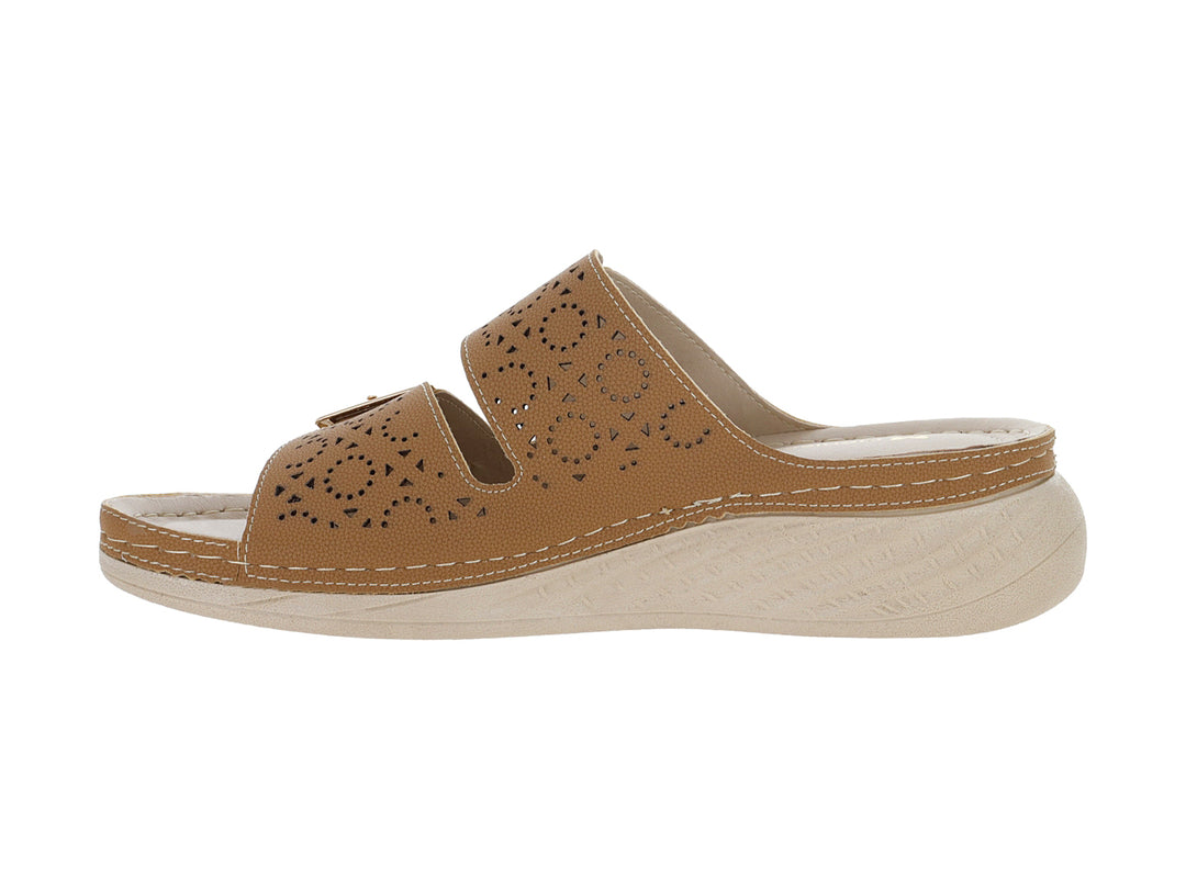 Sandalia color avellana con dos hebillas doradas y suela de plataforma beige.