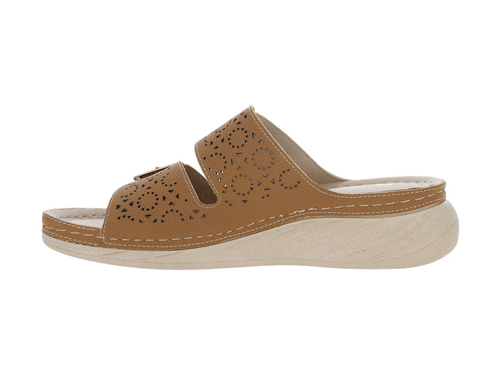Sandalia color avellana con dos hebillas doradas y suela de plataforma beige.
