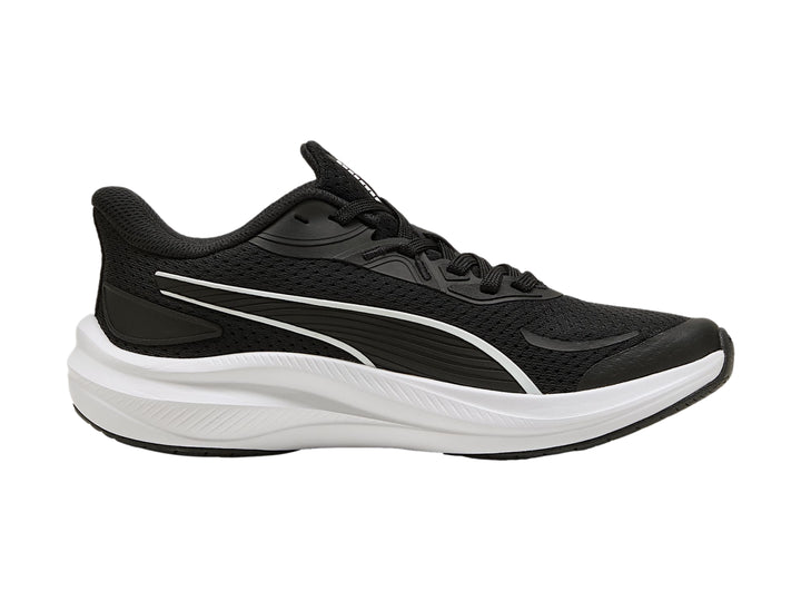 Tenis deportivos PUMA para niños en color negro con suela blanca y detalles laterales blancos.