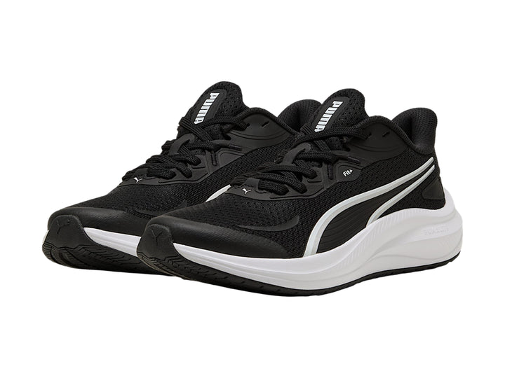 Tenis deportivos PUMA para niños en color negro con suela blanca y detalles laterales blancos.