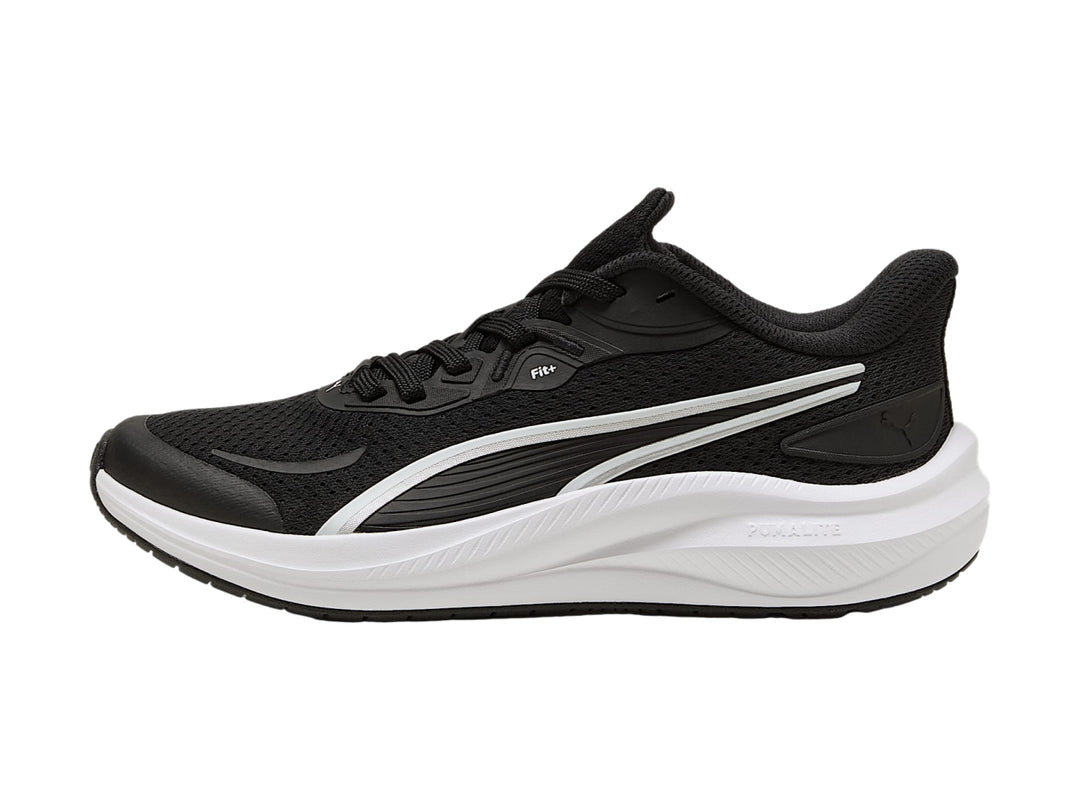 Tenis deportivos PUMA para niños en color negro con suela blanca y detalles laterales blancos.
