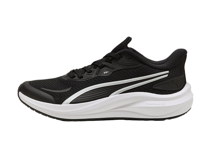 Tenis deportivos PUMA para niños en color negro con suela blanca y detalles laterales blancos.