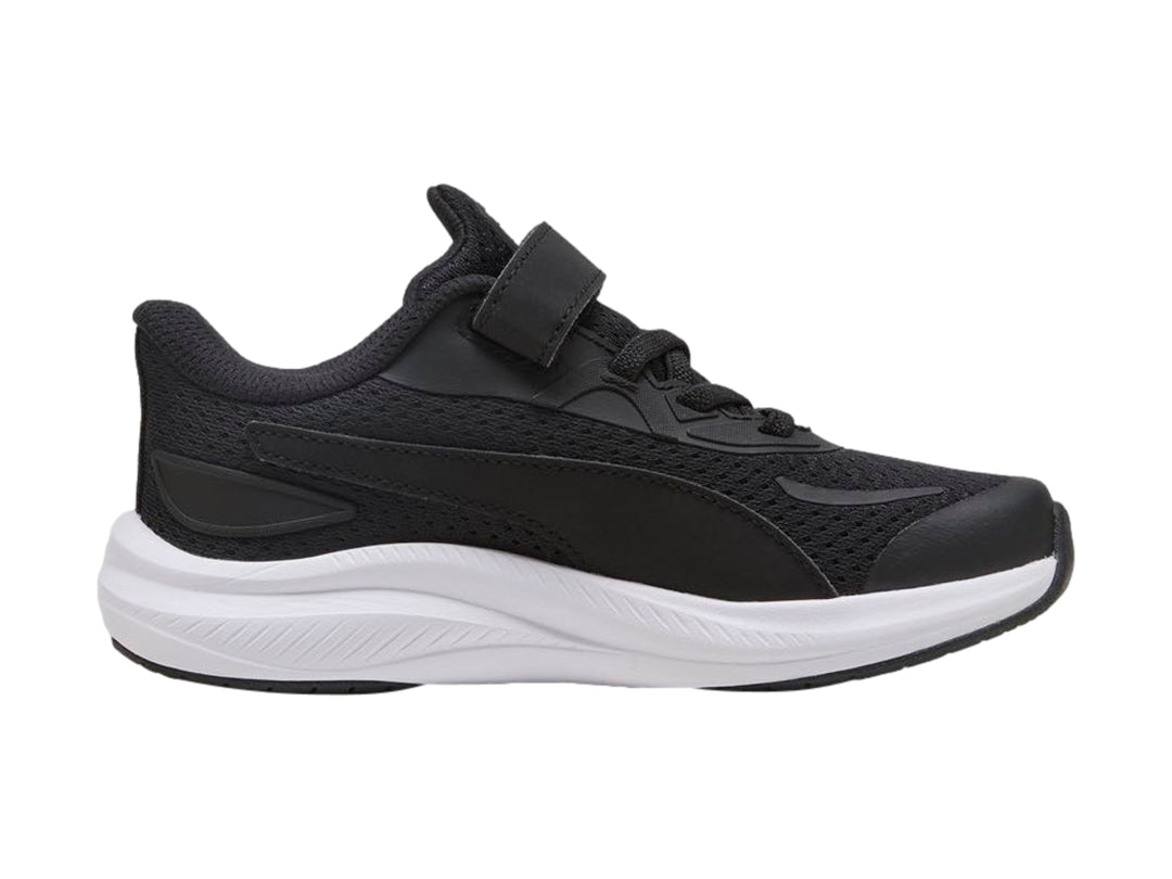 Tenis deportivos PUMA color negro con suela blanca y correa de velcro.