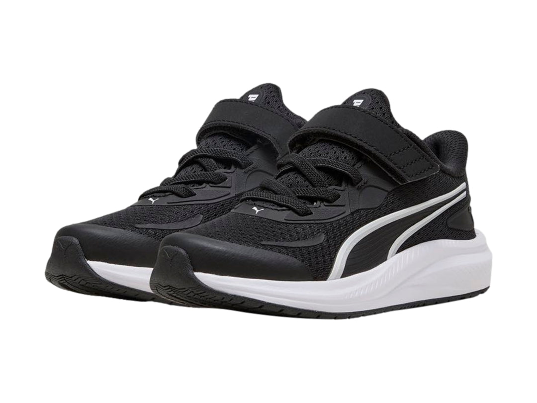 Tenis deportivos PUMA color negro con suela blanca y correa de velcro.