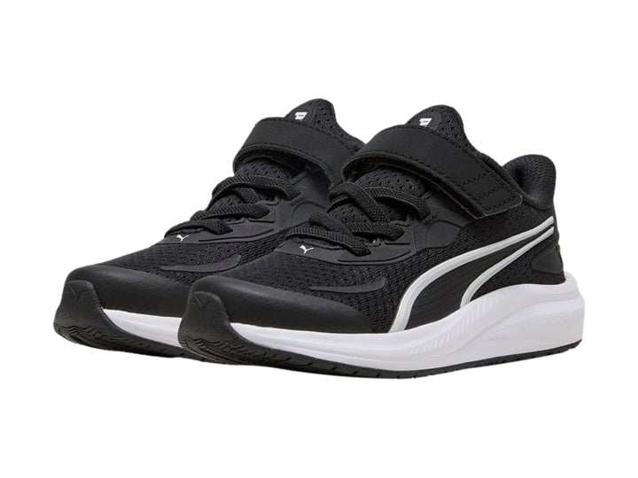 Tenis deportivos PUMA color negro con suela blanca y correa de velcro.