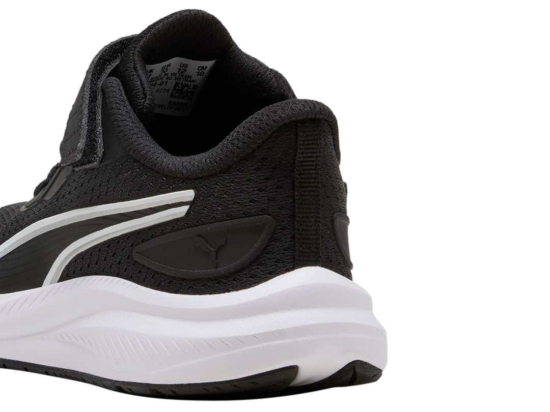 Tenis deportivos PUMA color negro con suela blanca y correa de velcro.