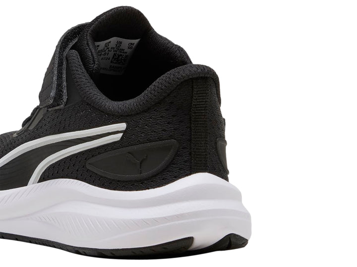 Tenis deportivos PUMA color negro con suela blanca y correa de velcro.