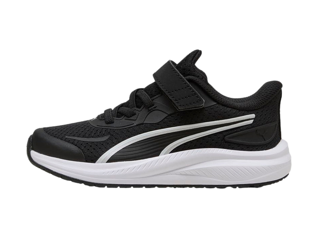 Tenis deportivos PUMA color negro con suela blanca y correa de velcro.