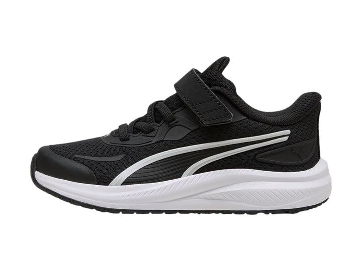 Tenis deportivos PUMA color negro con suela blanca y correa de velcro.