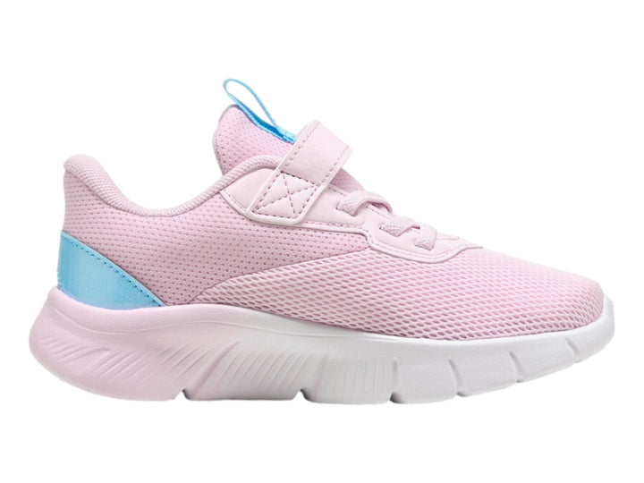 Tenis PUMA infantiles color rosa con detalles en azul y suela blanca.