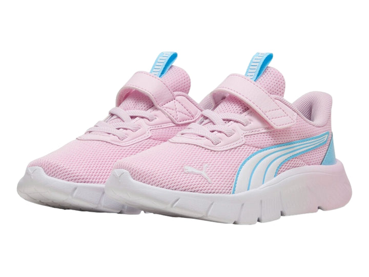 Tenis PUMA infantiles color rosa con detalles en azul y suela blanca.