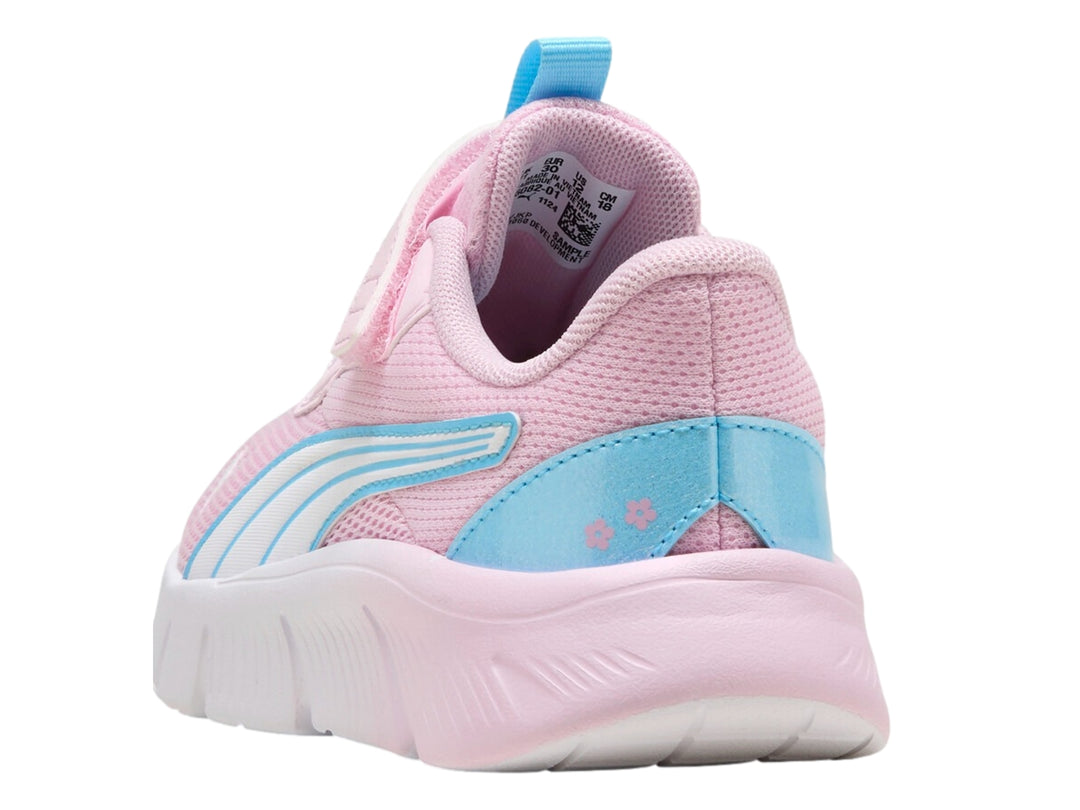 Tenis PUMA infantiles color rosa con detalles en azul y suela blanca.