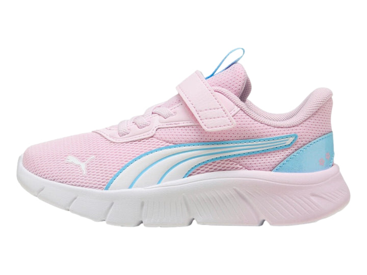 Tenis PUMA infantiles color rosa con detalles en azul y suela blanca.
