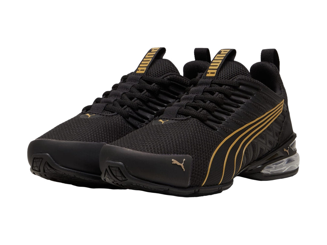 Tenis deportivos PUMA color negro con rayas en oro rosa y cámara de aire en el talón.