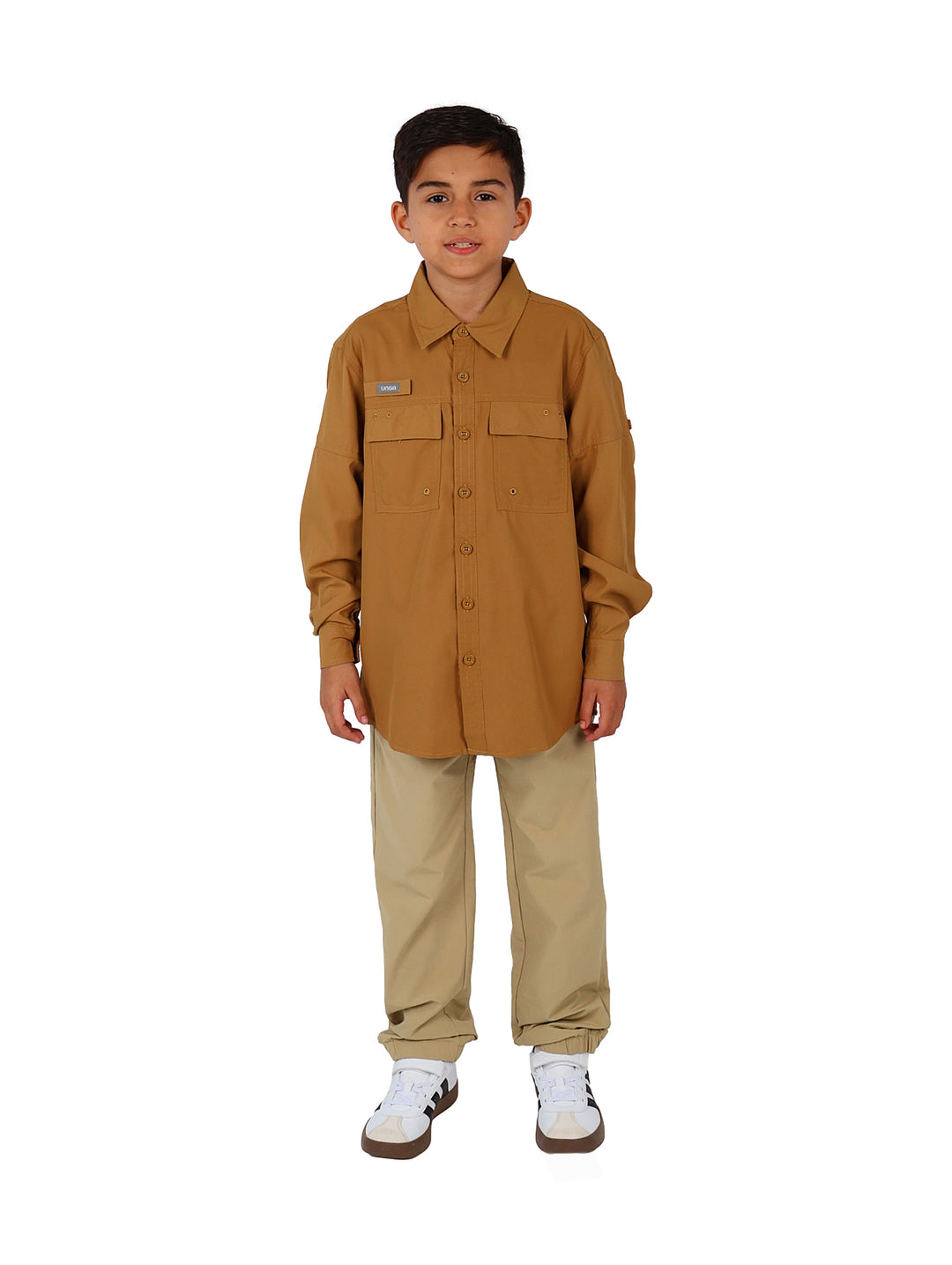 Niño vistiendo una camisa de manga larga color delta con dos bolsillos frontales y cuello