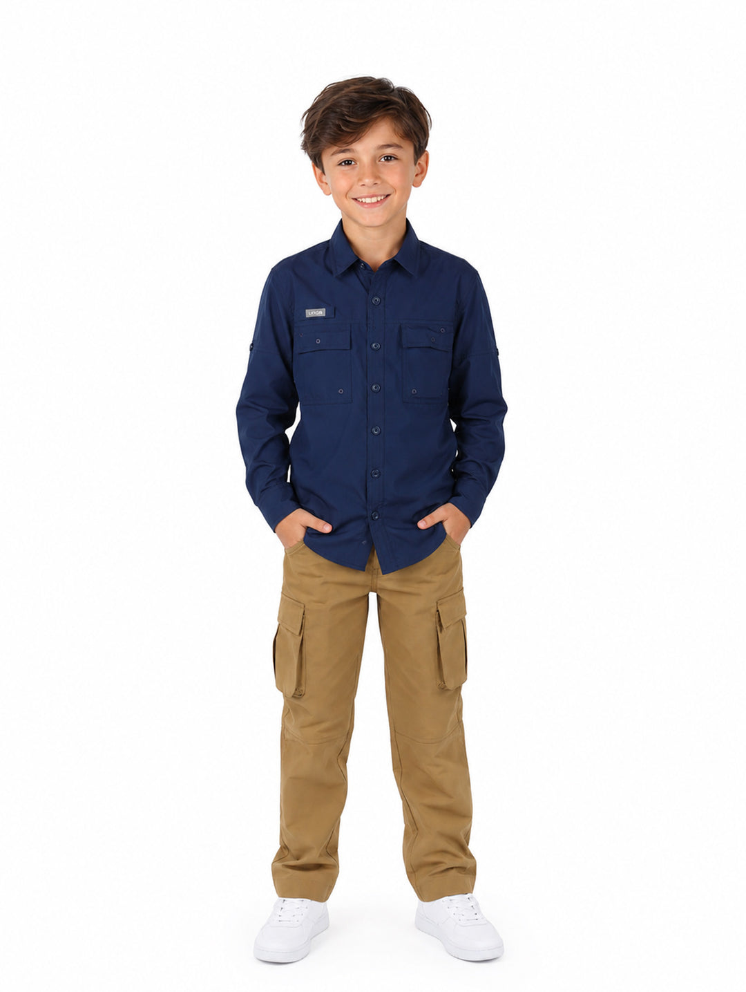 Niño vistiendo una camisa outdoor de color azul marino con manga larga y bolsillos frontales.