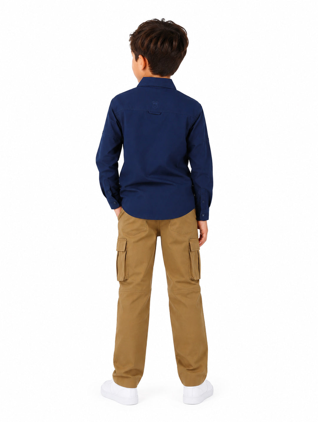 Niño vistiendo una camisa outdoor de color azul marino con manga larga y bolsillos frontales.