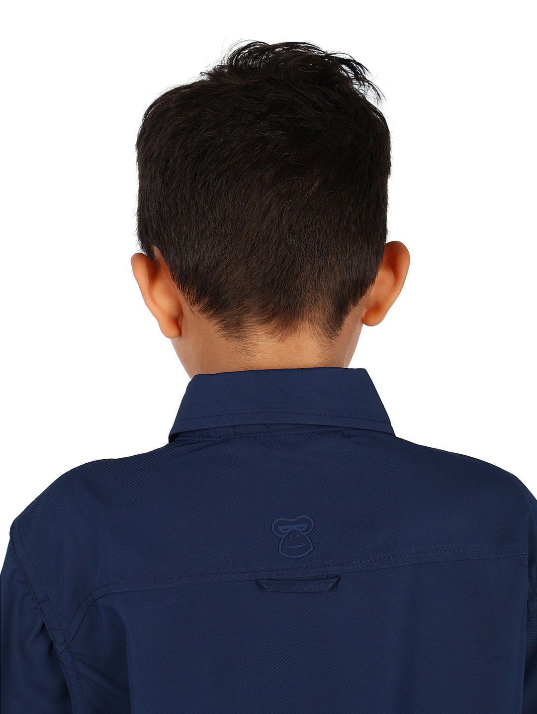Niño vistiendo una camisa outdoor de color azul marino con manga larga y bolsillos frontales.