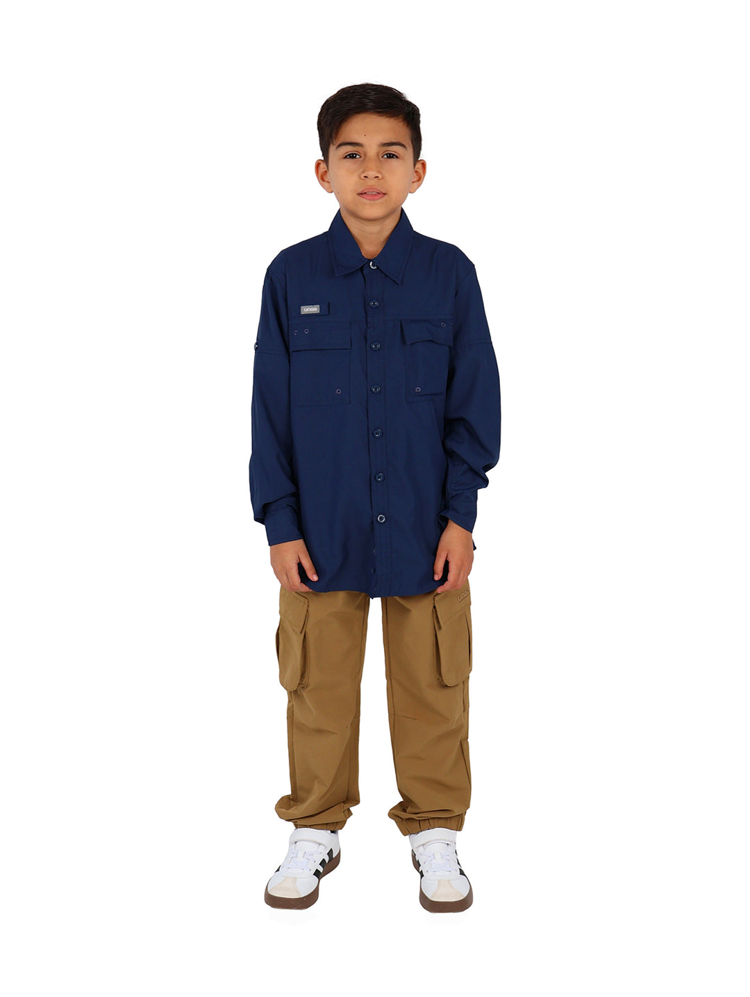 Niño vistiendo una camisa outdoor de color azul marino con manga larga y bolsillos frontales.