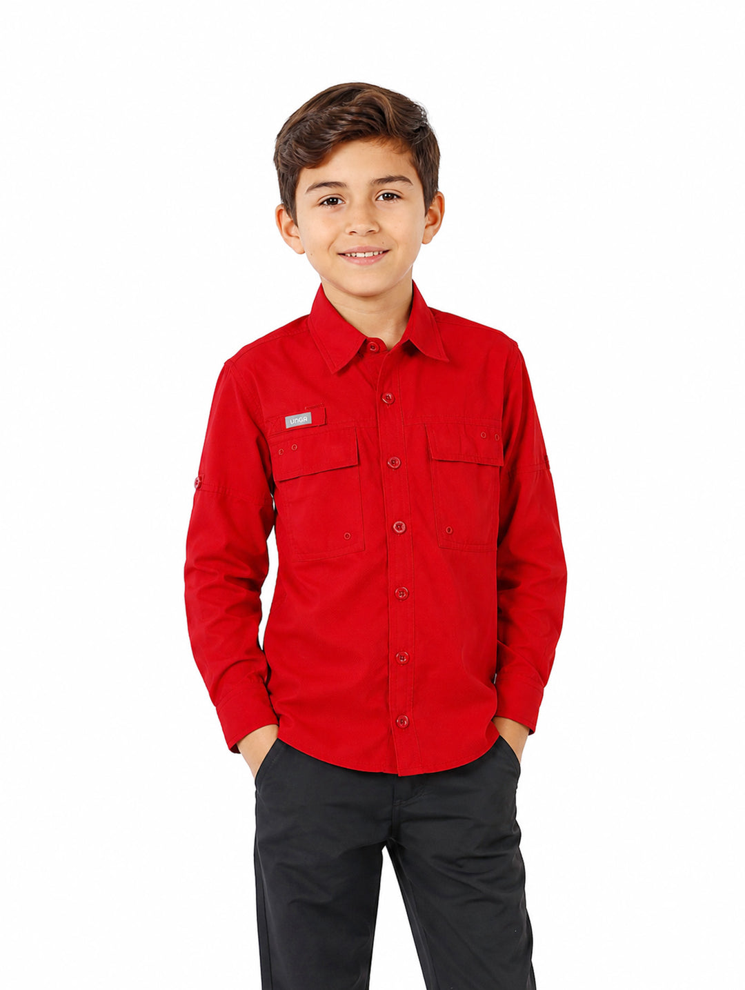 Niño vistiendo una camisa de manga larga color rojo intenso con bolsillos frontales y cuello.