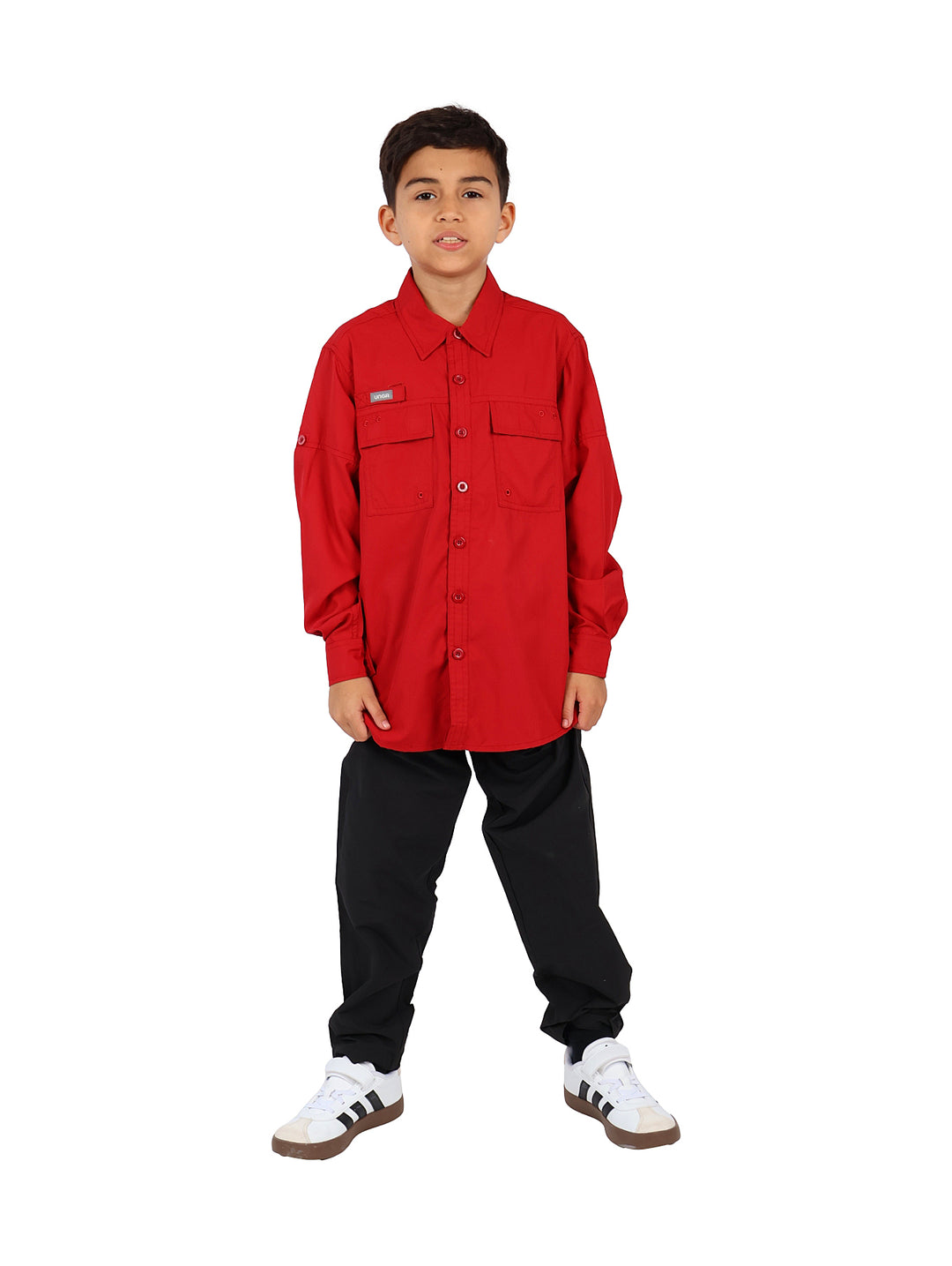 Niño vistiendo una camisa de manga larga color rojo intenso con bolsillos frontales y cuello.