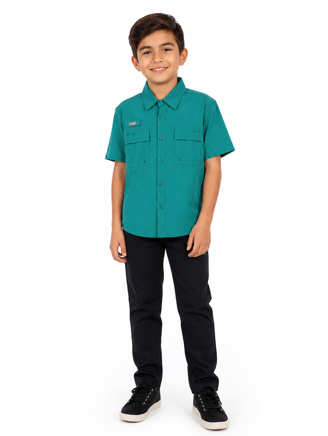Niño vistiendo una camisa outdoor de color verde con manga corta y bolsillos frontales.