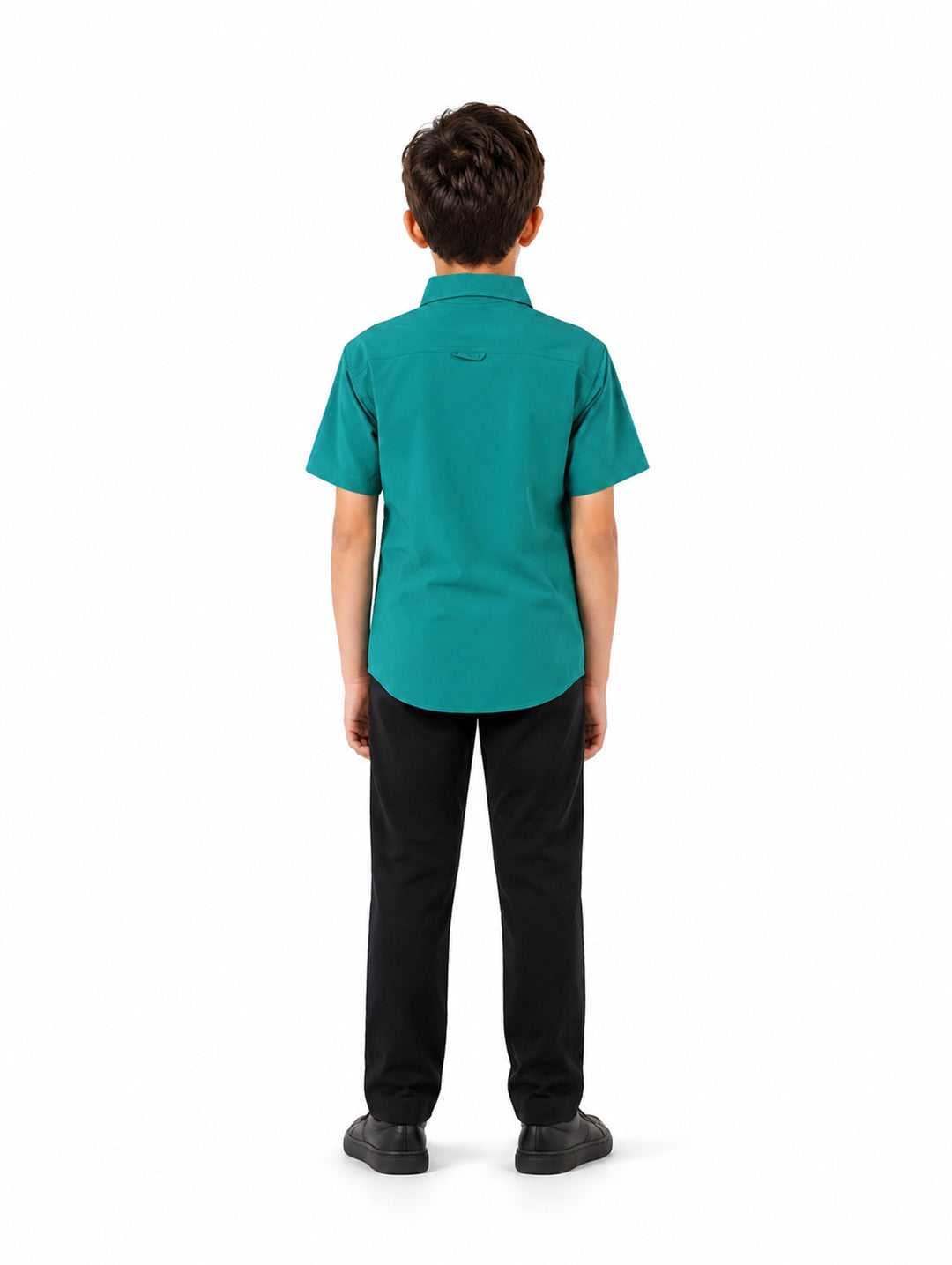 Niño vistiendo una camisa outdoor de color verde con manga corta y bolsillos frontales.