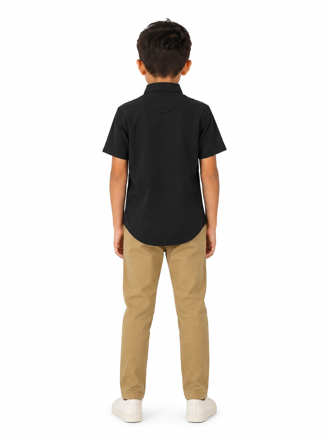 Niño vistiendo una camisa outdoor de color negro con manga corta y bolsillos frontales.