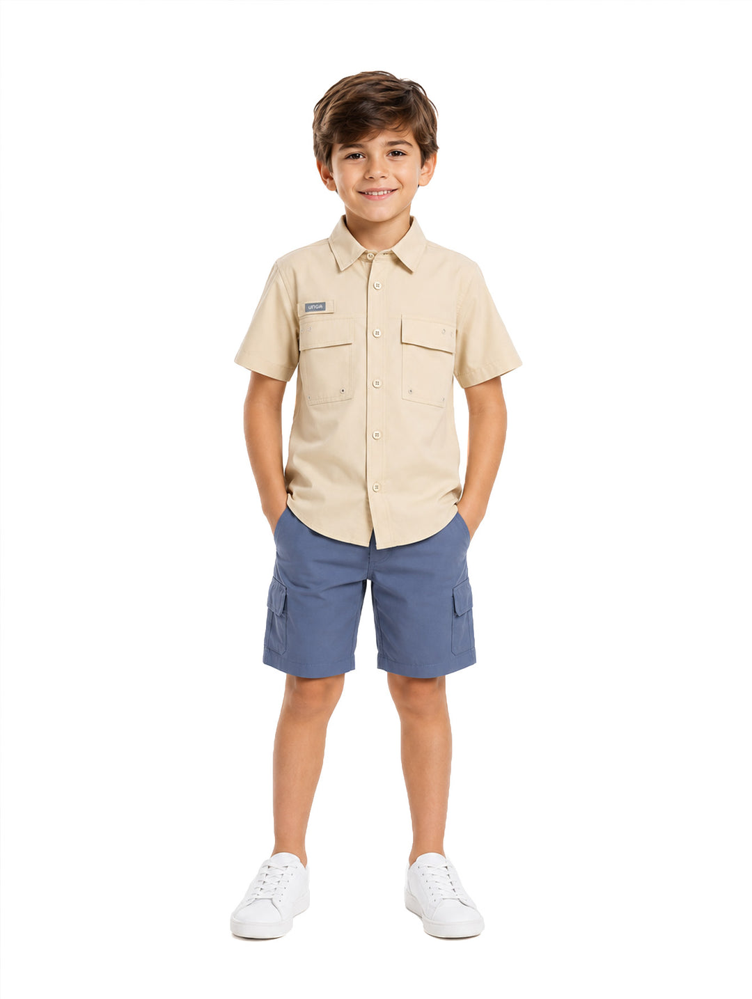 Niño vistiendo una camisa outdoor de manga corta color beige con bolsillos frontales.
