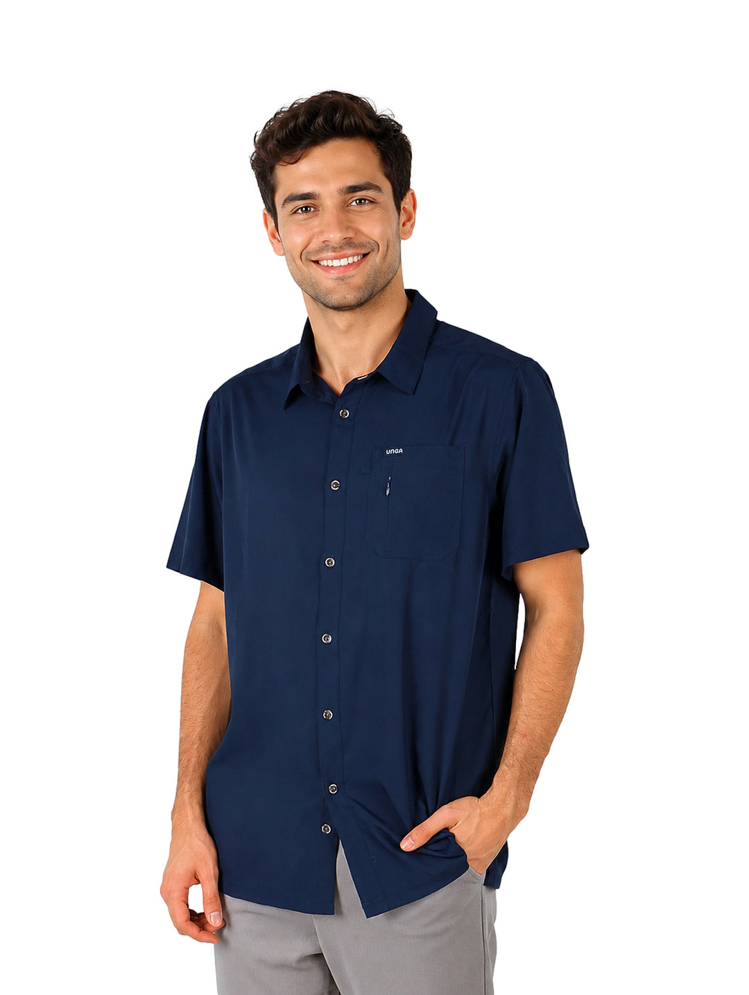 Hombre vistiendo una camisa outdoor de manga corta en color azul nocturno con cuello y botones.