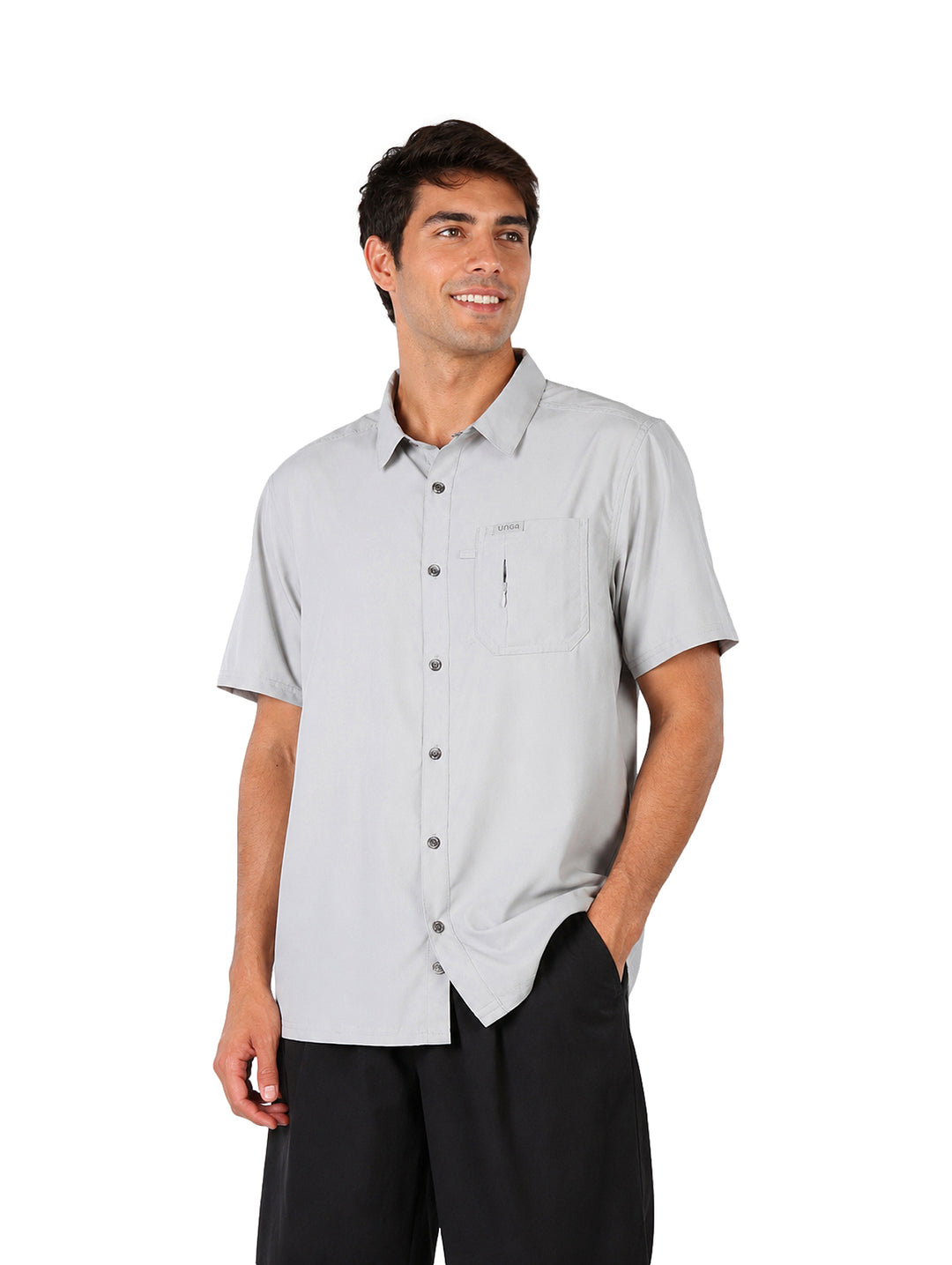 Hombre vistiendo una camisa outdoor de manga corta en color gris claro con cuello y botones.