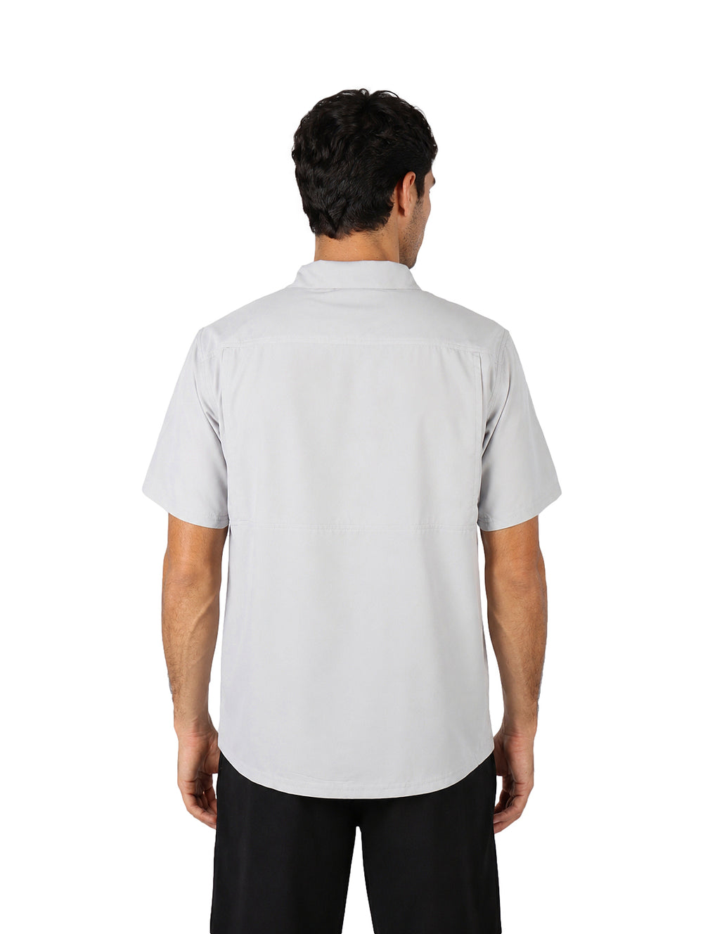 Hombre vistiendo una camisa outdoor de manga corta en color gris claro con cuello y botones.