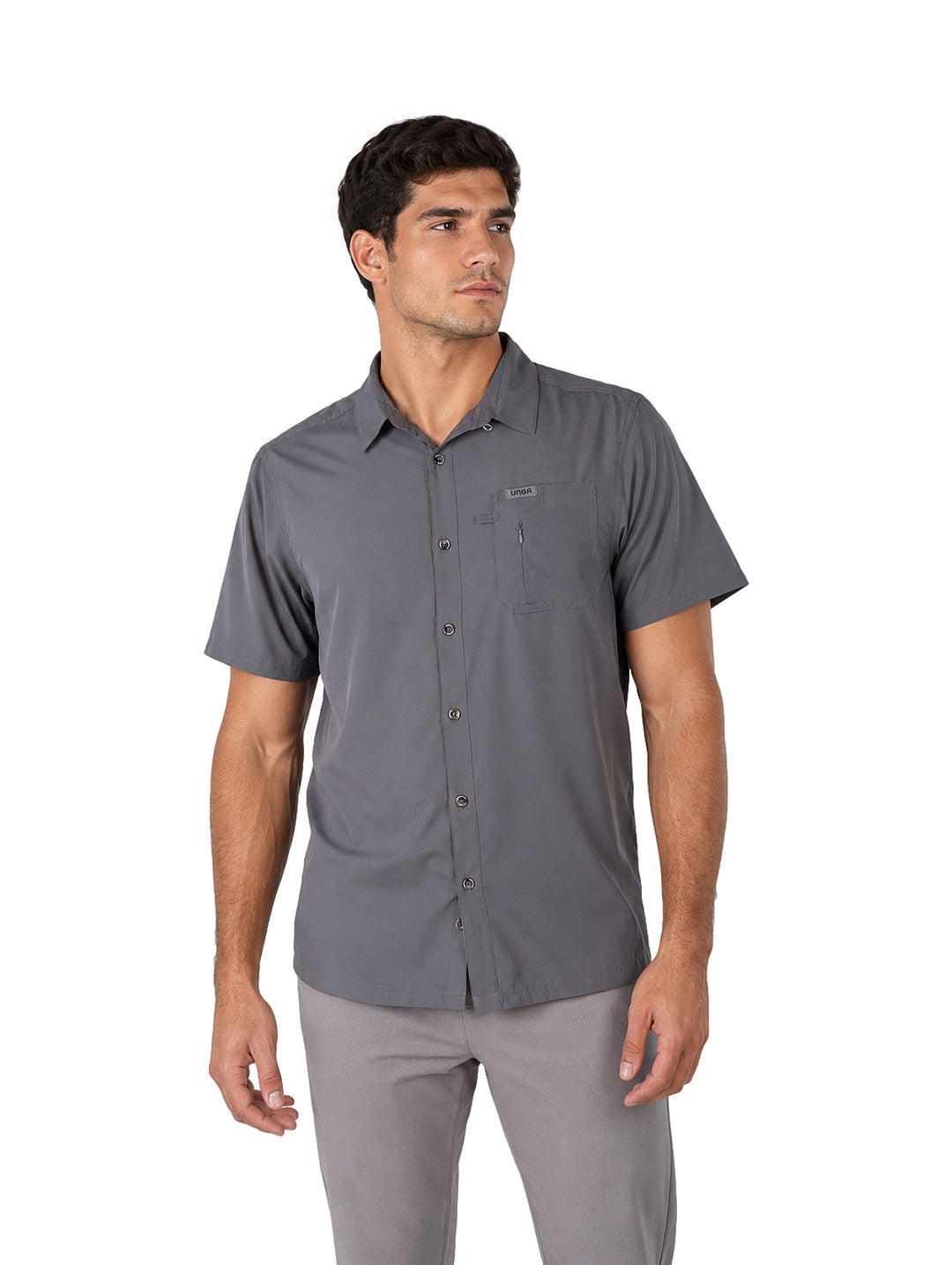 Hombre vistiendo una camisa outdoor de manga corta en color gris oxford con corte regular fit.