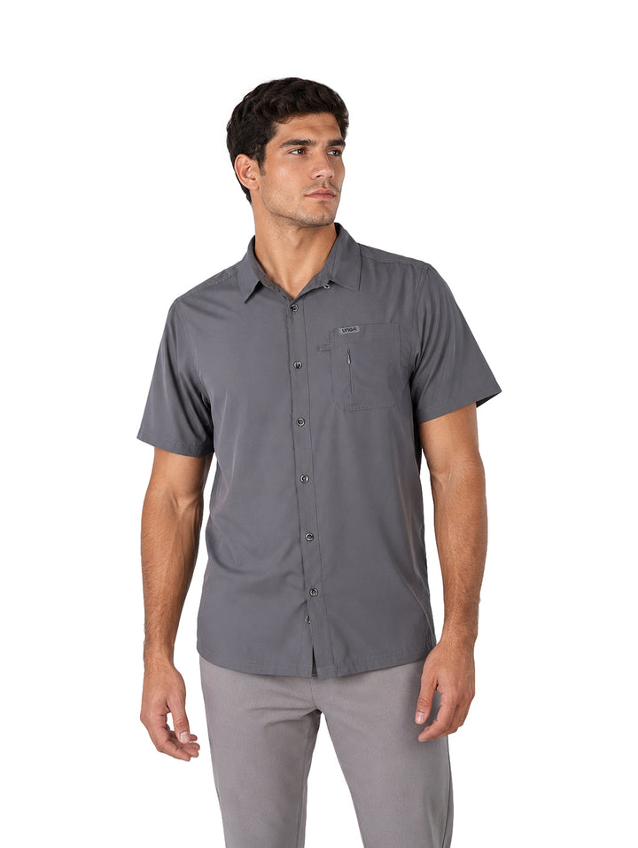 Hombre vistiendo una camisa outdoor de manga corta en color gris oxford con corte regular fit.