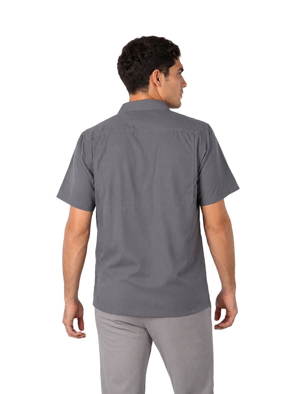 Hombre vistiendo una camisa outdoor de manga corta en color gris oxford con corte regular fit.
