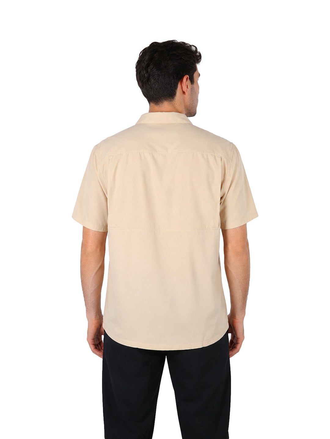 Hombre vistiendo una camisa outdoor de manga corta en color beige con cuello y un bolsillo frontal.