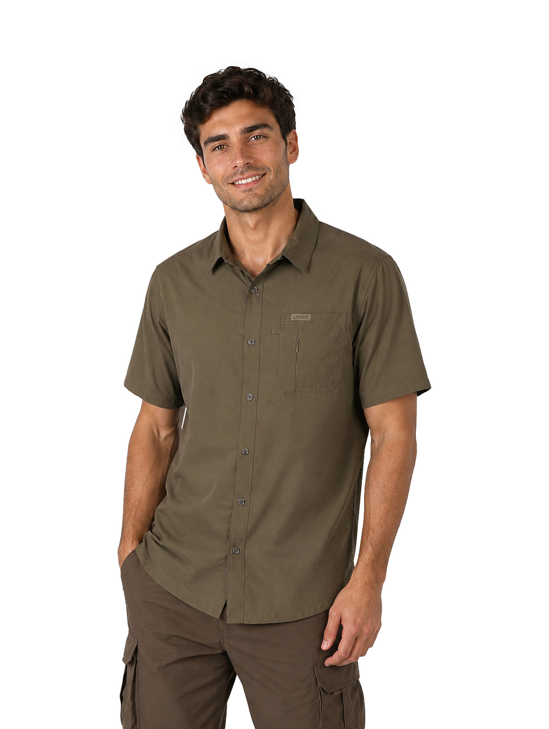 Hombre vistiendo una camisa outdoor de manga corta en color verde militar con un bolsillo en el pecho.