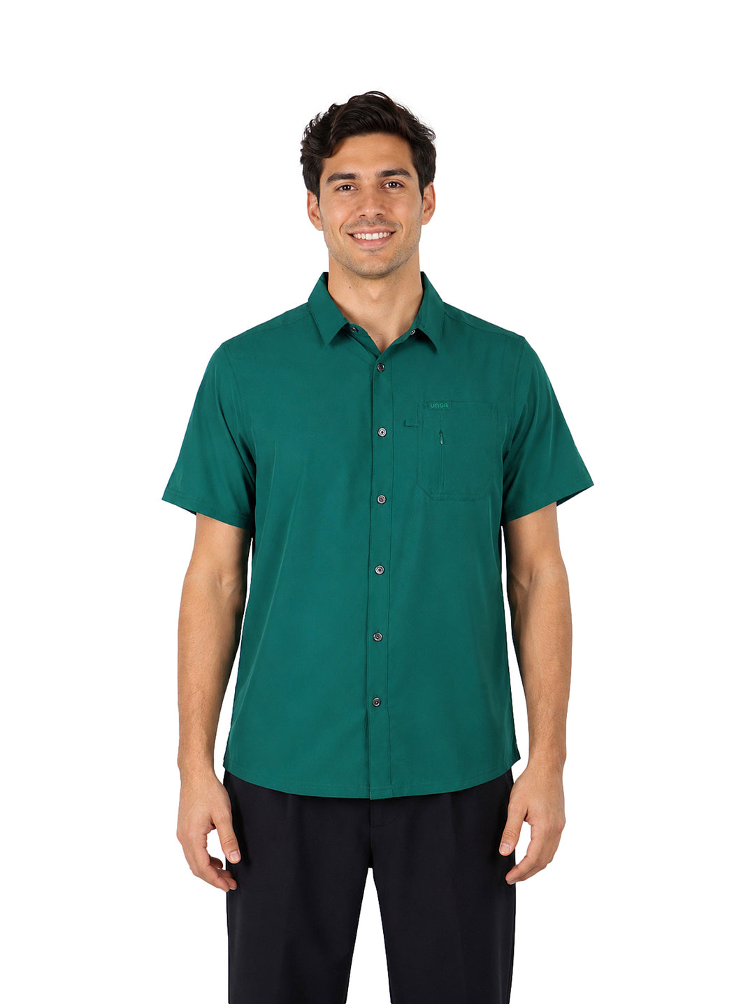 Hombre vistiendo una camisa outdoor de manga corta color verde con botones y bolsillo frontal.