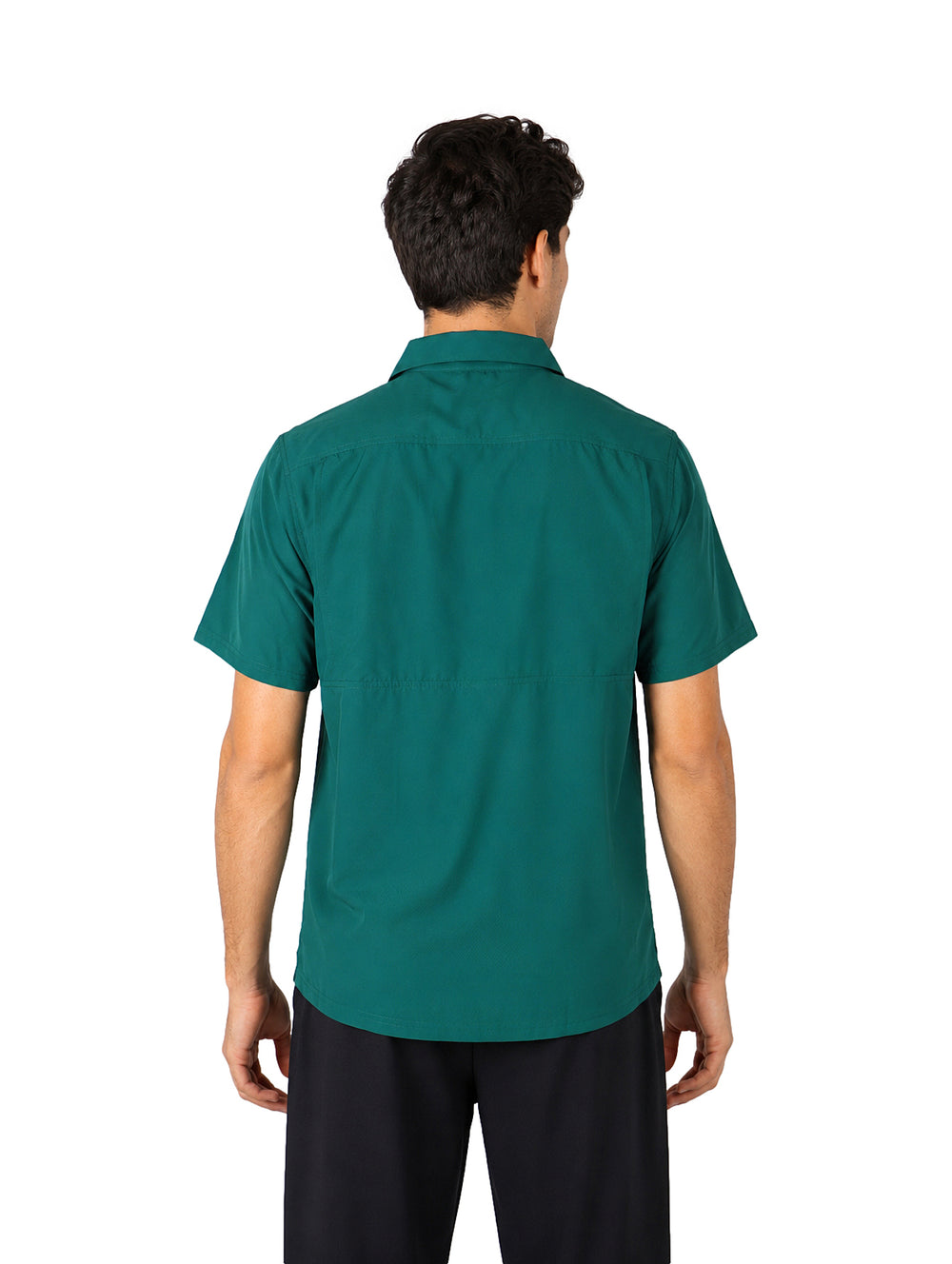 Hombre vistiendo una camisa outdoor de manga corta color verde con botones y bolsillo frontal.