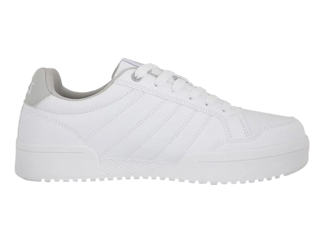 Tenis K-Swiss color blanco con detalle en gris en el talón y suela blanca.