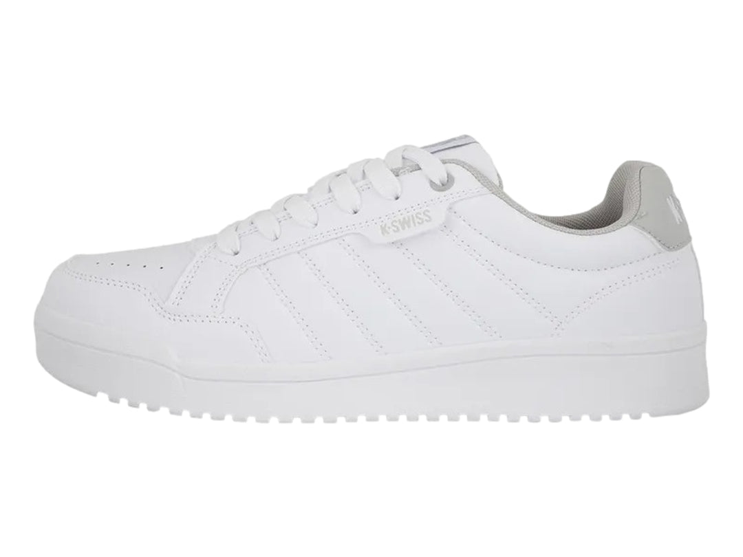 Tenis K-Swiss color blanco con detalle en gris en el talón y suela blanca.