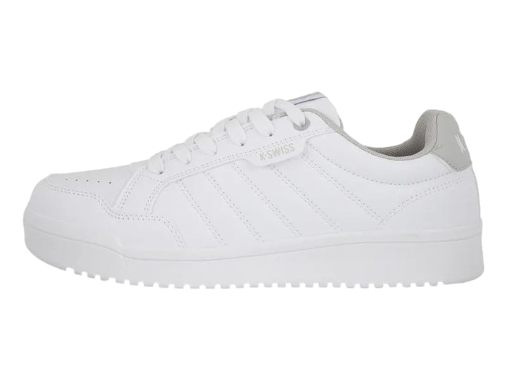 Tenis K-Swiss color blanco con detalle en gris en el talón y suela blanca.
